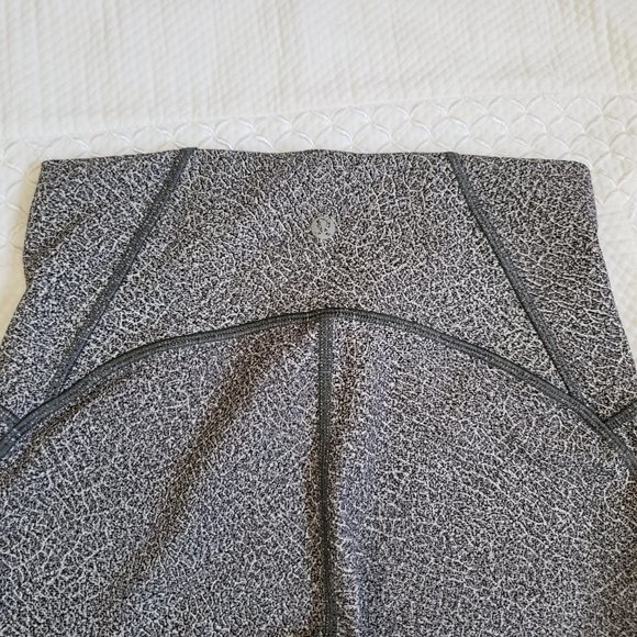 Lululemon Train Times Crop (17") Legging Fractal Alpine White Black / Black Sz 6 - Picture 7 of 9